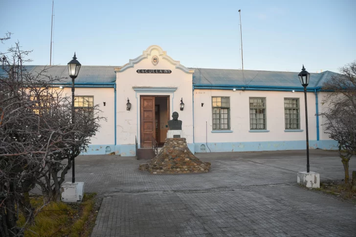 Educación entregó cinco nuevos equipos de calefacción a la Escuela N°1 de Río Gallegos