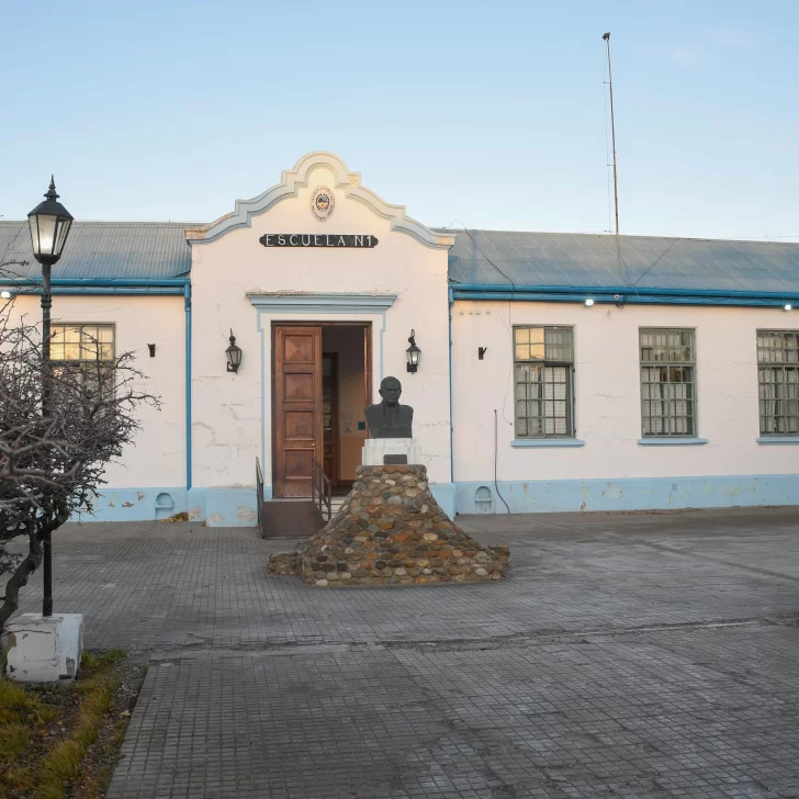 Educación entregó cinco nuevos equipos de calefacción a la Escuela N°1 de Río Gallegos