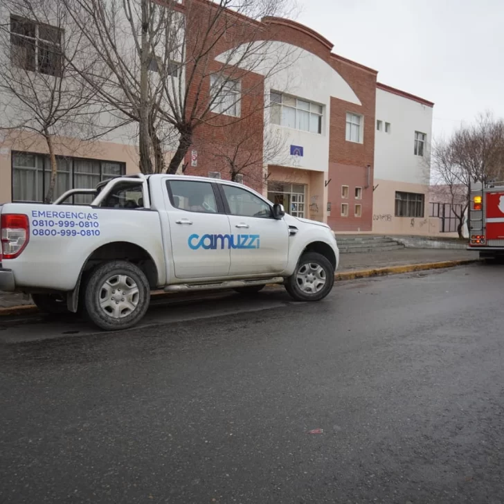 Evacuaron la Escuela N°78 de Río Gallegos por un fuerte olor a gas y Educación aseguró que fue “una bomba de olor”