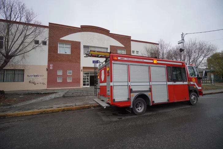 evacuaron-escuela-78-rio-gallegos-gas-bomba-de-olor-LF-4-728x486 evacuaron-escuela-78-rio-gallegos-gas-bomba-de-olor-LF-4-728x486