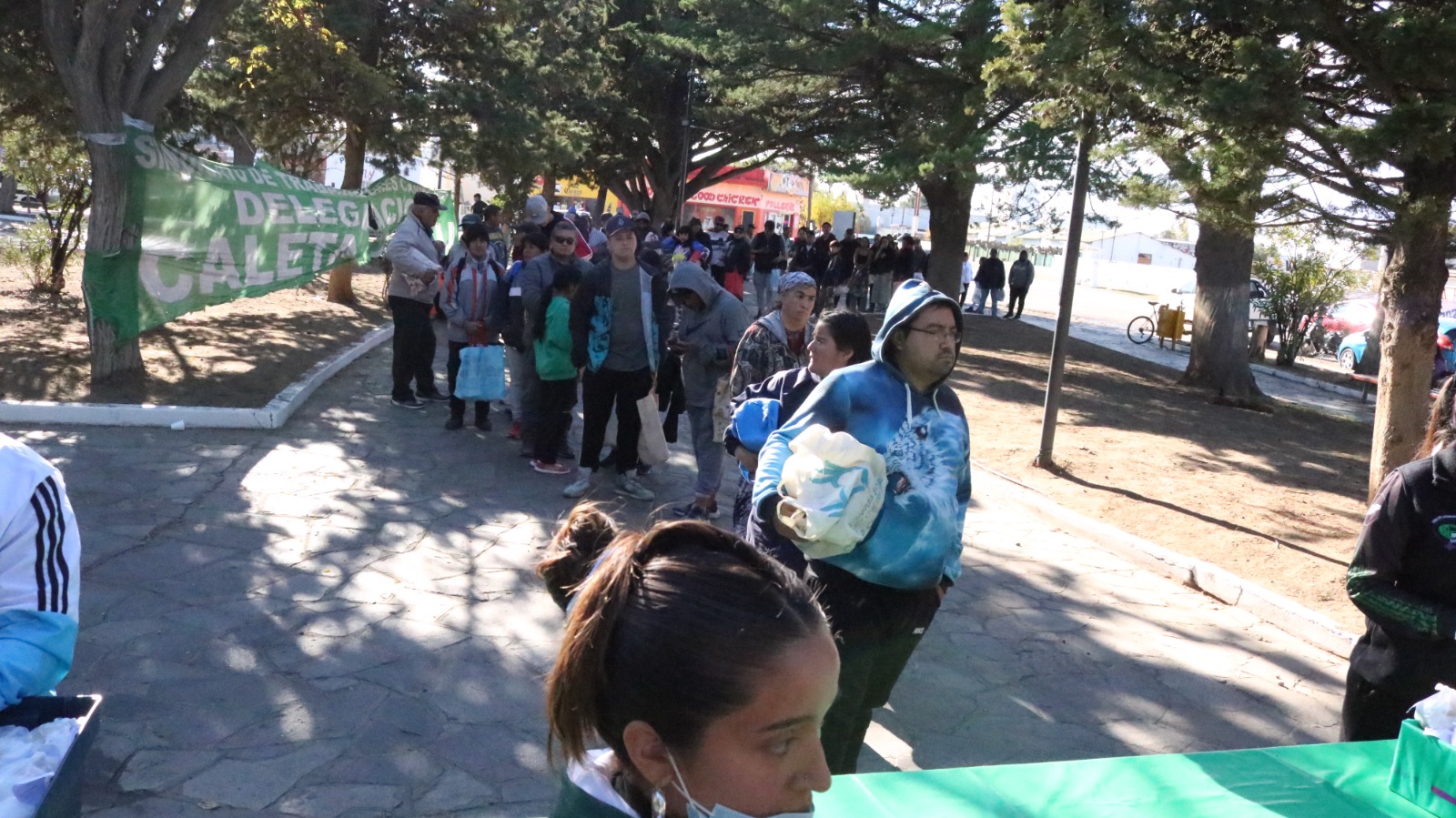  Desde temprano la gente se acercó, a la Plaza 20 de Noviembre, a retirar su vianda. FOTO: TAMARA MORENO/LA OPINIÓN AUSTRAL