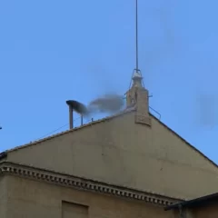 Continúa el cónclave para elegir el nuevo Papa tras el humo negro de dos votaciones