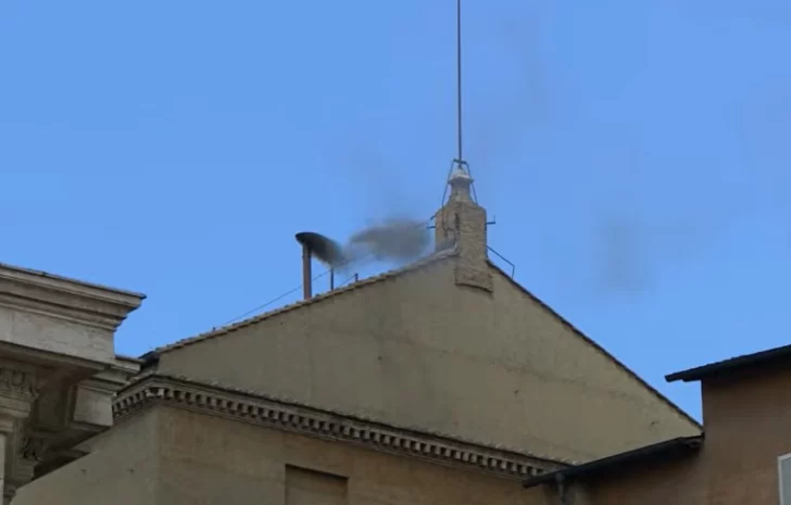 Continúa el cónclave para elegir el nuevo Papa tras el humo negro de dos votaciones