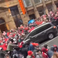 Conmoción en Reino Unido: un conductor atropelló a hinchas del Liverpool que celebraban el campeonato de la Premier League