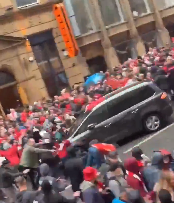 Conmoción en Reino Unido: un conductor atropelló a hinchas del Liverpool que celebraban el campeonato de la Premier League