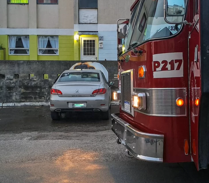 Bomberos controlaron un incendio de un auto: fue accidental por un desperfecto mecánico