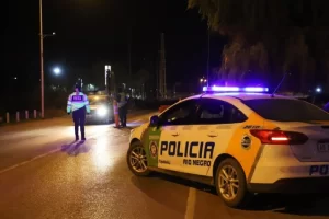 Horror en la Patagonia: una madre intentó lanzar a su hija de dos años debajo de un camión Horror en la Patagonia: una madre intentó lanzar a su hija de dos años debajo de un camión