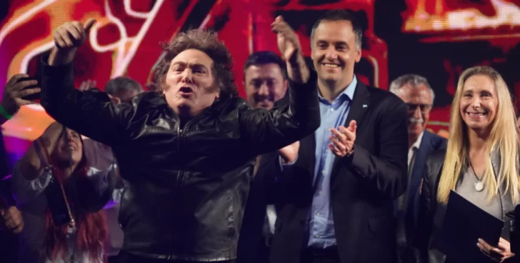 Javier Milei acompañó a Manuel Adorni en el cierre de campaña: habló de “los amarillos fracasados” y “el cajón del kirchnerismo”