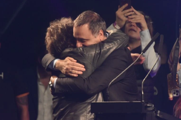 Javier Milei acompañó a Manuel Adorni en el cierre de campaña: habló de &#8220;los amarillos fracasados&#8221; y &#8220;el cajón del kirchnerismo&#8221;
