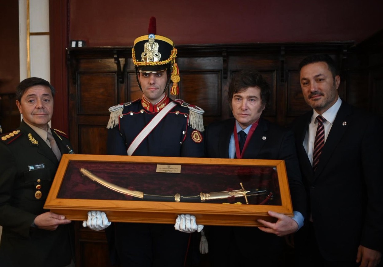Milei recibió la &#8220;Orden Ecuestre Militar de los Caballeros Granaderos de los Andes&#8221;