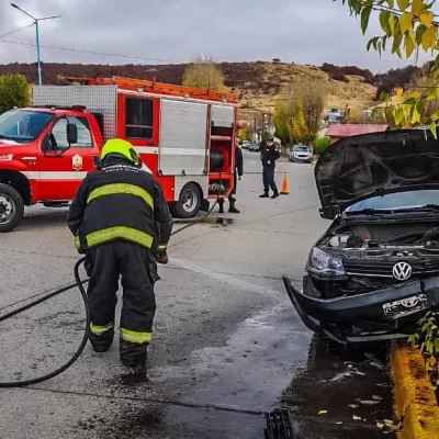 Perdió el control del auto y chocó contra un árbol de una plaza