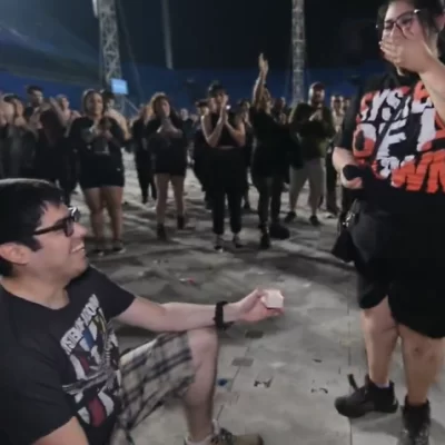Un joven de Río Gallegos le pidió casamiento a su novia en el show de System of a Down