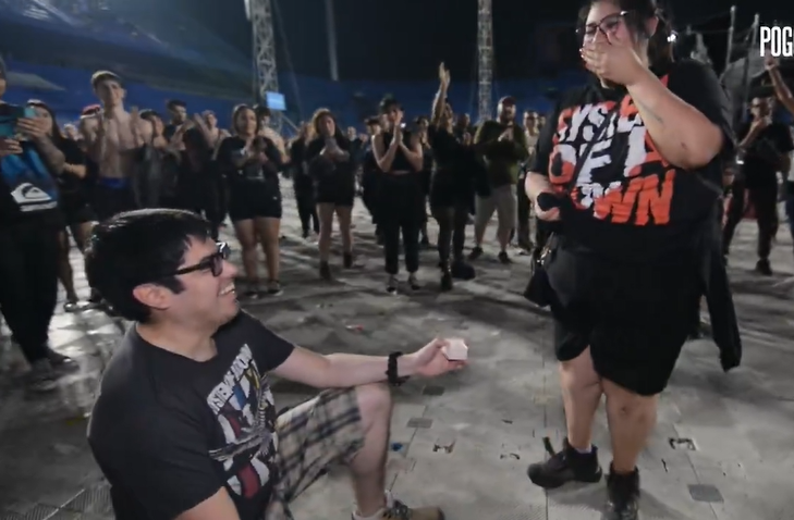 Un joven de Río Gallegos le pidió casamiento a su novia en el show de System of a Down