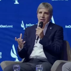 Caputo impulsa el uso del “dólar colchón” con menos regulaciones: “No es un blanqueo, es más profundo”