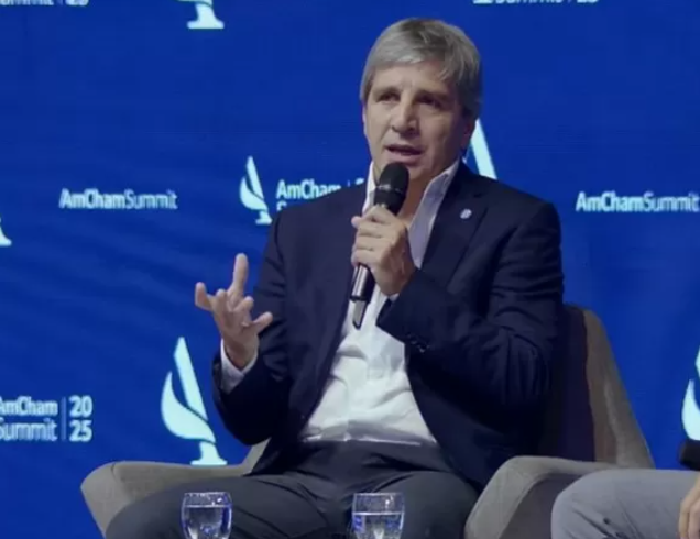 Caputo impulsa el uso del “dólar colchón” con menos regulaciones: “No es un blanqueo, es más profundo”