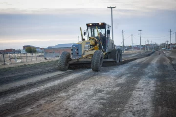 Tras las lluvias en Río Gallegos, arreglan las calles de ripio en los barrios