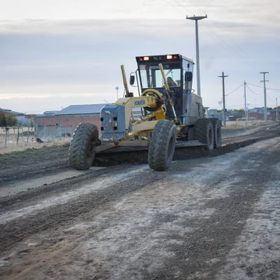 Tras las lluvias en Río Gallegos, arreglan las calles de ripio en los barrios