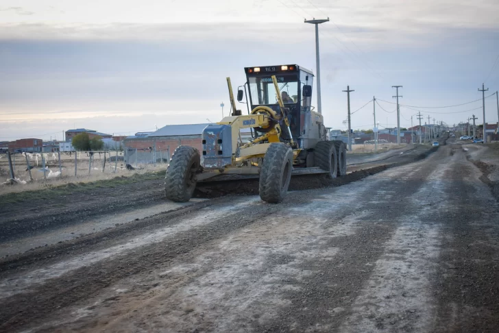 Tras las lluvias en Río Gallegos, arreglan las calles de ripio en los barrios