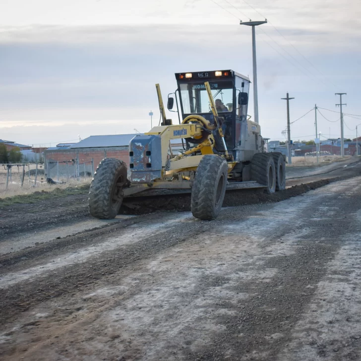 Tras las lluvias en Río Gallegos, arreglan las calles de ripio en los barrios