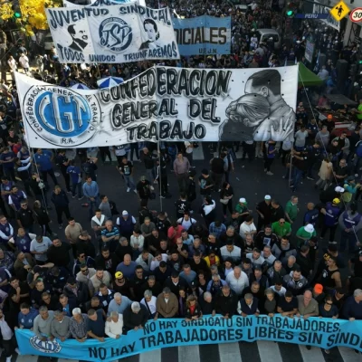 La CGT marchó contra el ajuste, reclamó que el Gobierno no “pise” las paritarias y se reunió con Axel Kicillof
