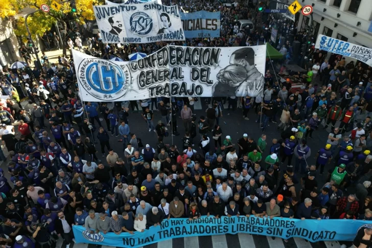 La CGT marchó contra el ajuste, reclamó que el Gobierno no “pise” las paritarias y se reunió con Axel Kicillof
