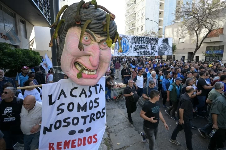 La CGT marchó contra el ajuste, reclamó que el Gobierno no “pise” las paritarias y se reunió con Axel Kicillof La CGT marchó contra el ajuste, reclamó que el Gobierno no “pise” las paritarias y se reunió con Axel Kicillof