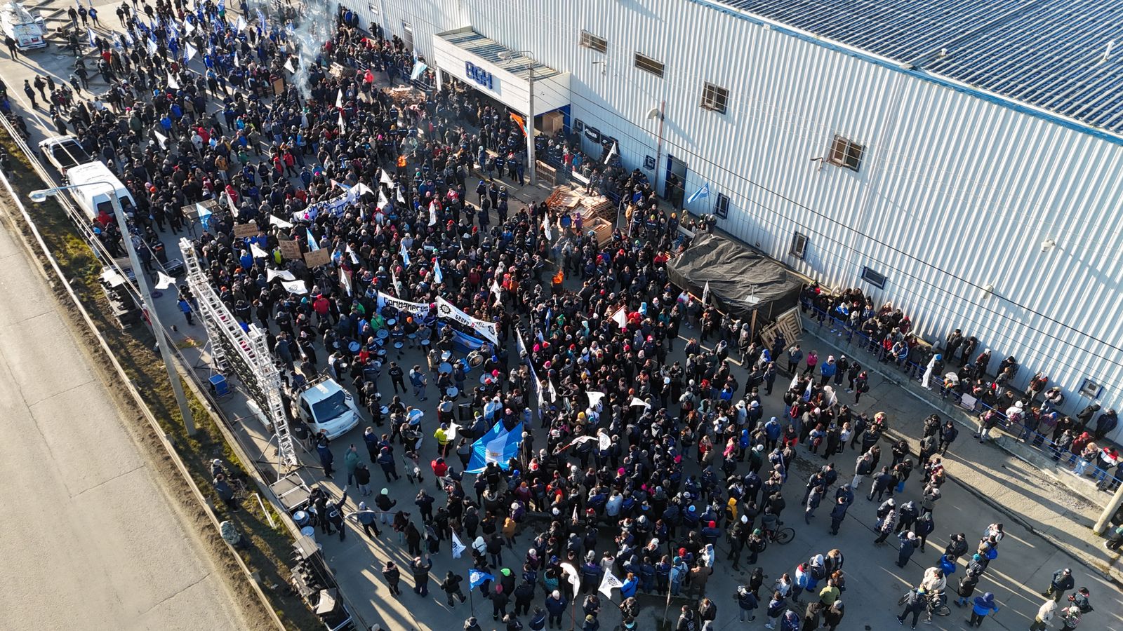  Masivo acto en Río Grande en contra de las medidas de Nación, convocado por la UOM.