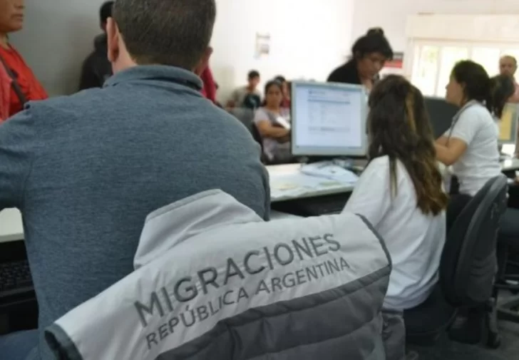 Javier Milei oficializó la reforma migratoria: cómo afecta el acceso a la residencia, la salud y la educación