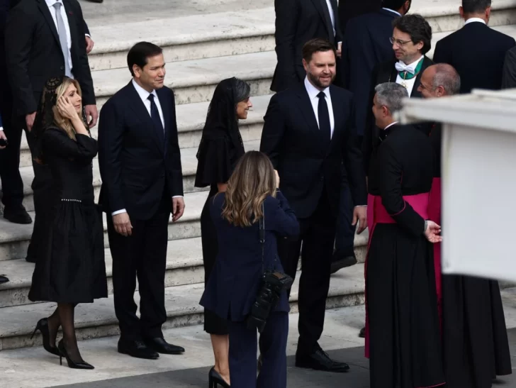  El Secretario de Estado de EE.UU. Marco Rubio y el Vicepresidente de EEUU JD Vance llegan a la Plaza de San Pedro (REUTERS/Guglielmo Mangiapane)