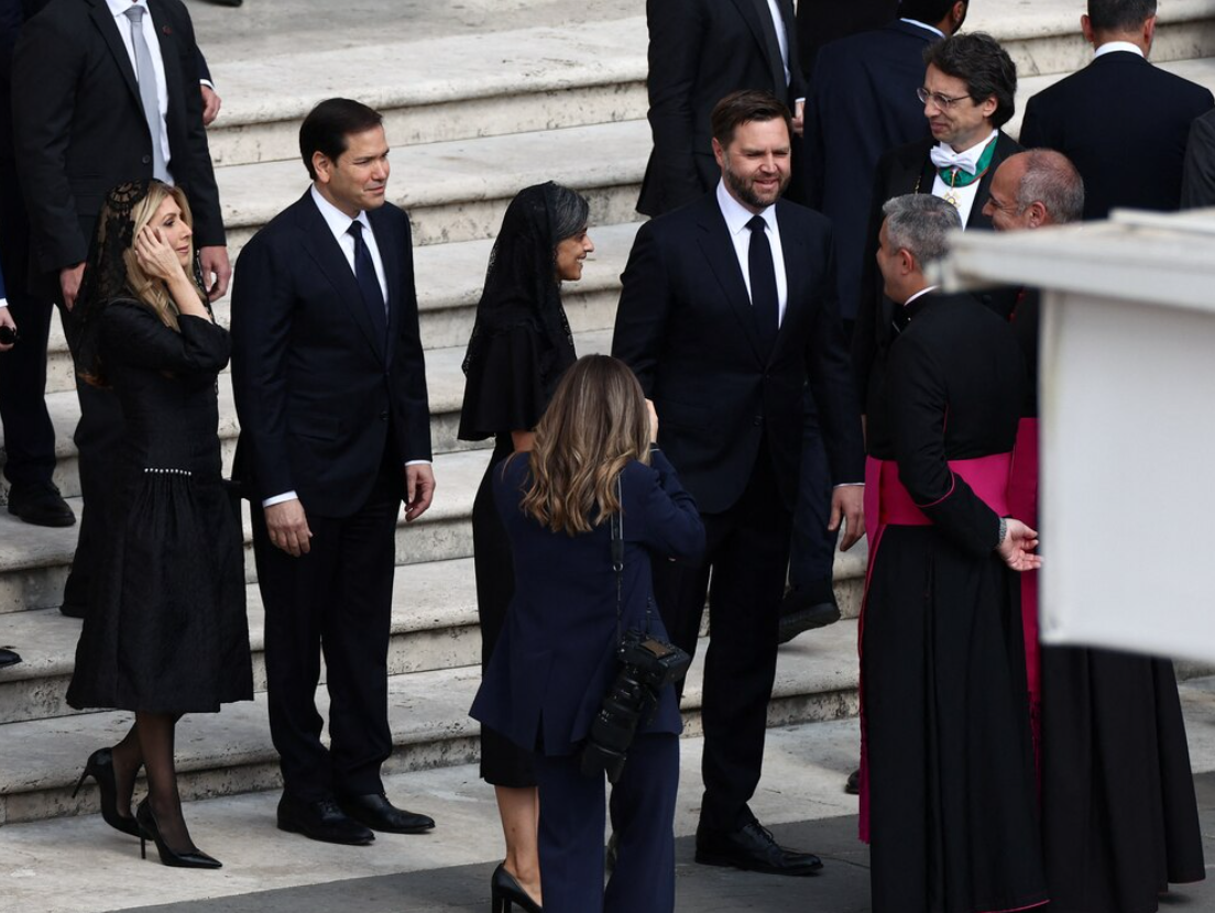  El Secretario de Estado de EE.UU. Marco Rubio y el Vicepresidente de EEUU JD Vance llegan a la Plaza de San Pedro (REUTERS/Guglielmo Mangiapane)