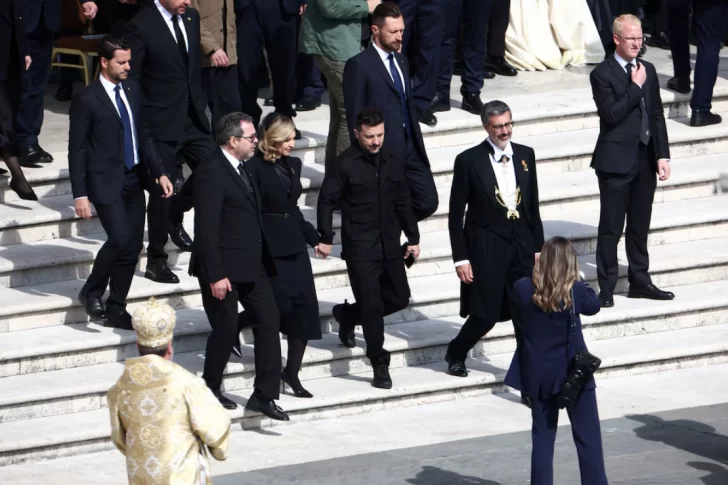 El presidente de Ucrania, Volodimir Zelensky, llega al Vaticano para la misa inaugural del Papa León XIV (REUTERS/GUGLIELMO MANGIAPANE)