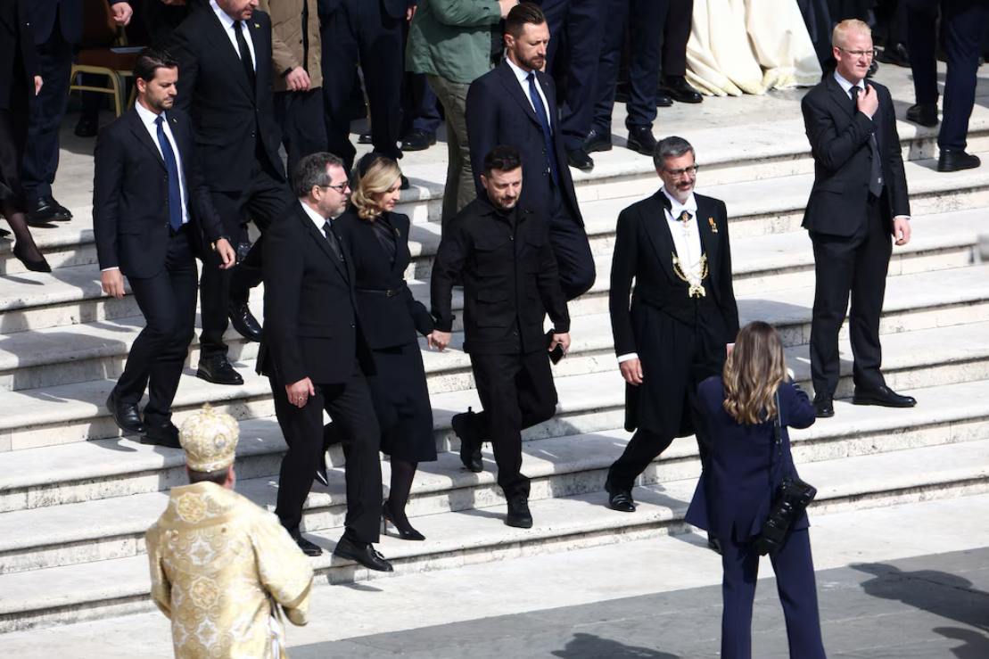  El presidente de Ucrania, Volodimir Zelensky, llega al Vaticano para la misa inaugural del Papa León XIV (REUTERS/GUGLIELMO MANGIAPANE)