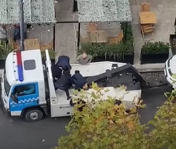 Video. Una mujer se atrincheró arriba de una grúa para evitar que se lleven su auto y terminó detenida