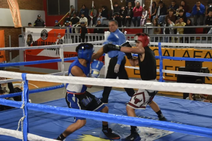 Velada de boxeo en el “Palito Chervukov” de El Calafate
