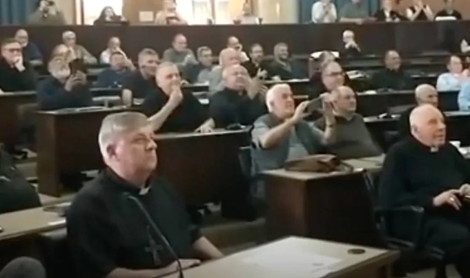 Con aplausos y emoción: así festejaron los obispos argentinos la elección del nuevo papa