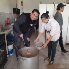 Solidaridad en el barrio 25 de Mayo: olla popular, ropa de abrigo y apoyo comunitario ante la llegada del invierno
