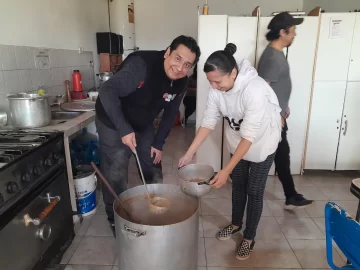 Solidaridad en el barrio 25 de Mayo: olla popular, ropa de abrigo y apoyo comunitario ante la llegada del invierno