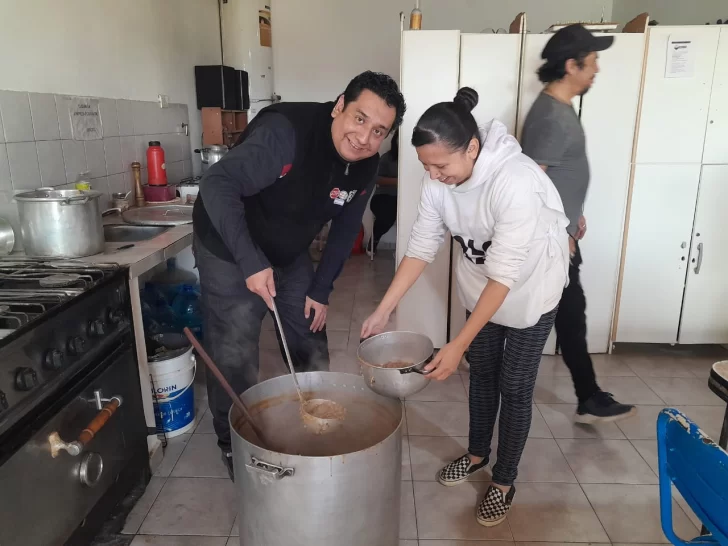 Solidaridad en el barrio 25 de Mayo: olla popular, ropa de abrigo y apoyo comunitario ante la llegada del invierno