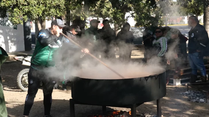 Día del Trabajador: Gremios realizaron una olla popular en la Plaza 20 de Noviembre