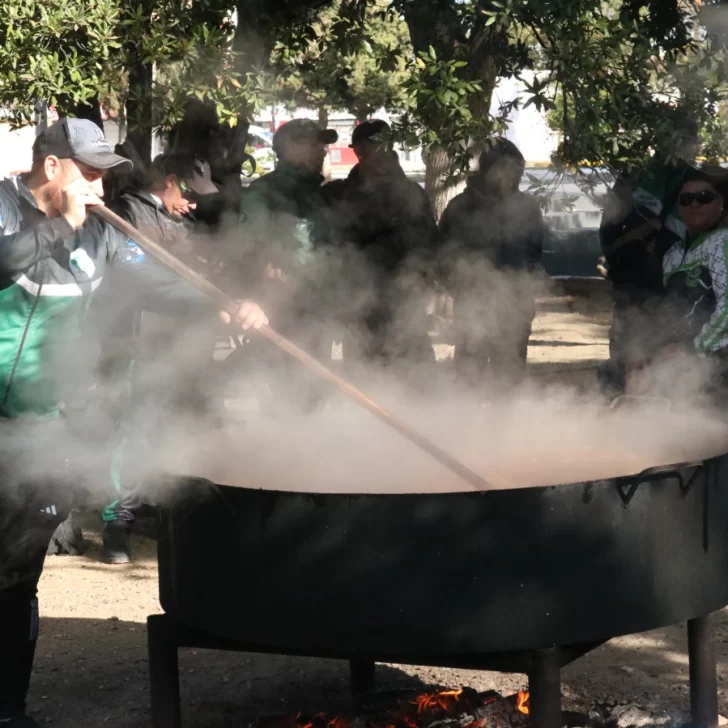 Día del Trabajador: Gremios realizaron una olla popular en la Plaza 20 de Noviembre