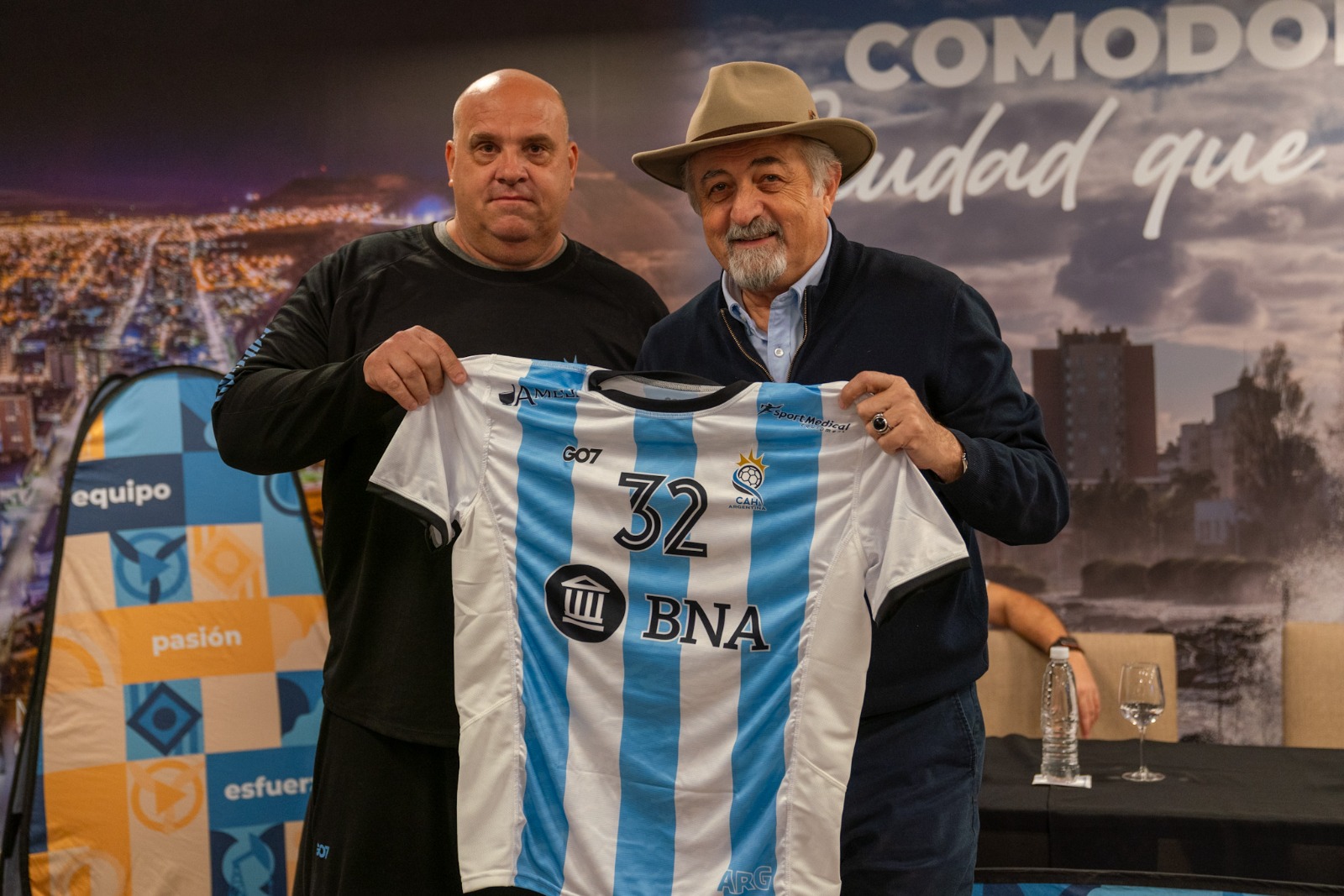  El intendente recibió de manos del entrenador de la preseleción Rodolfo Jung.