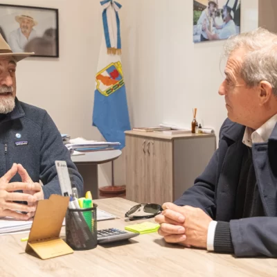 Othar Macharashvili analizó las obras educativas con el ministro Punta