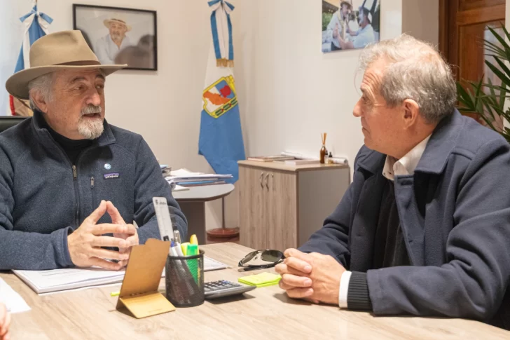 Othar Macharashvili analizó las obras educativas con el ministro Punta