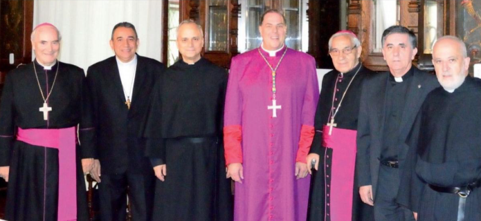  Prevost, en La Plata en 2013, durante la ordenación de Bochatey como obispo auxiliar.