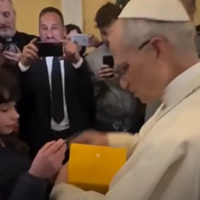 León XIV firmó su primera dedicatoria a una nena tras ser elegido Papa