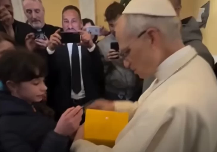 León XIV firmó su primera dedicatoria a una nena tras ser elegido Papa