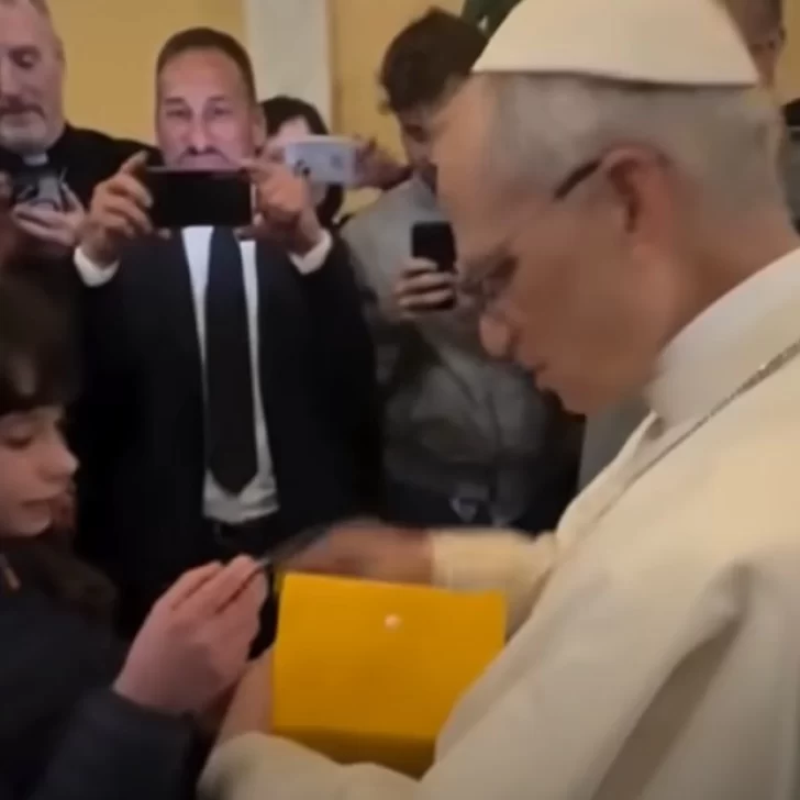 León XIV firmó su primera dedicatoria a una nena tras ser elegido Papa