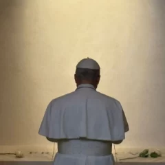El nuevo papa León XIV visitó la tumba de Francisco