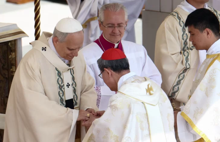  El cardenal Luis Tagle le entregó el anillo del pescador al papa León XIV. (Foto: REUTERS/GUGLIELMO MANGIAPANE)