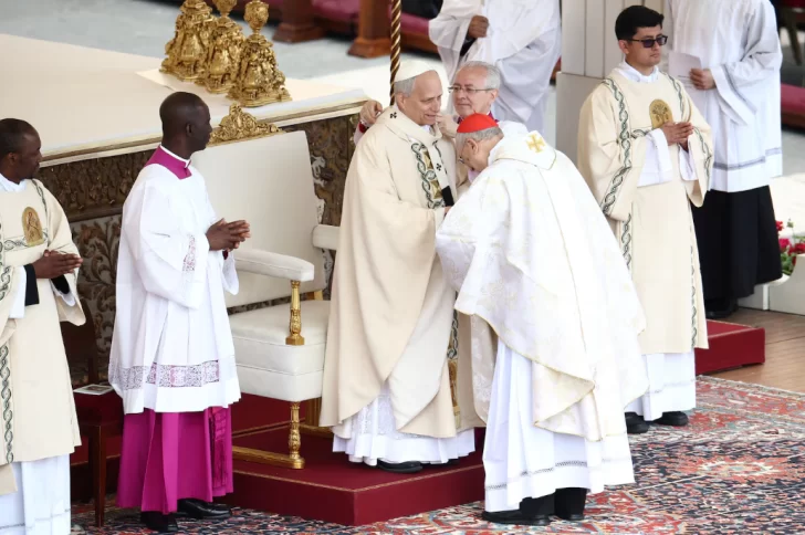 El momento de la entrega del palio al papa León XIV. (Foto: REUTERS/GUGLIELMO MANGIAPANE)